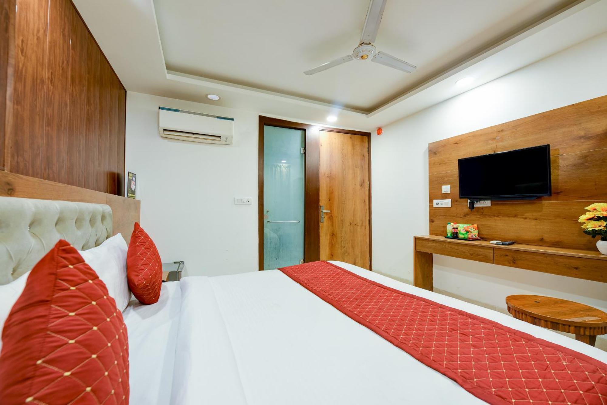 Hotel Grand Qubic Near Delhi Airport Нью-Дели Экстерьер фото