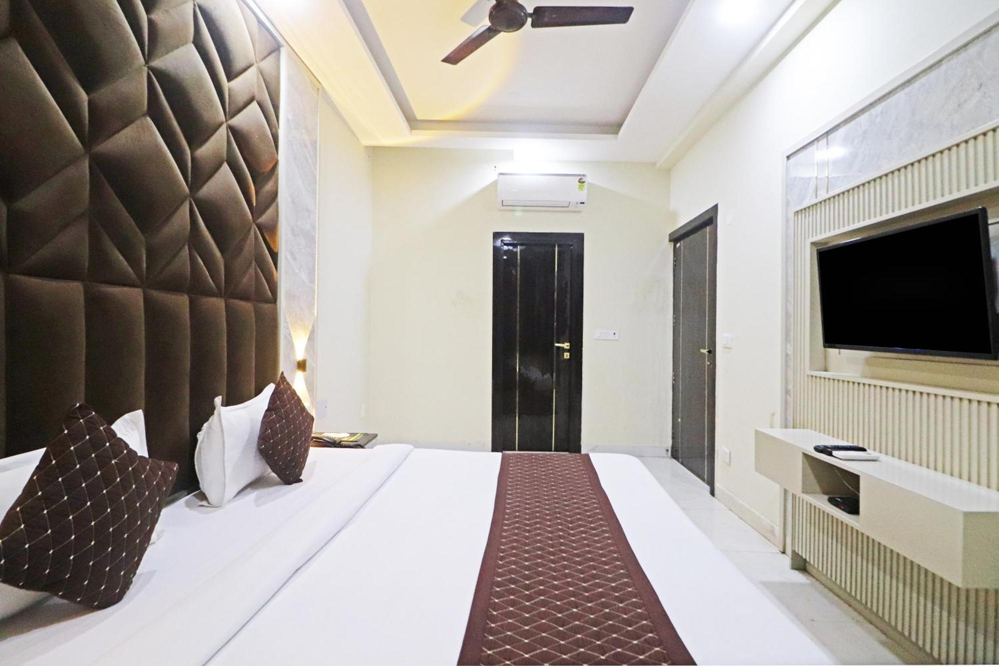 Hotel Grand Qubic Near Delhi Airport Нью-Дели Экстерьер фото
