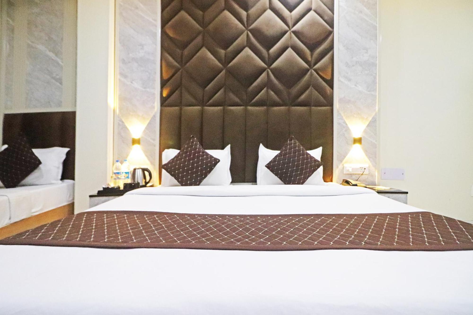 Hotel Grand Qubic Near Delhi Airport Нью-Дели Экстерьер фото
