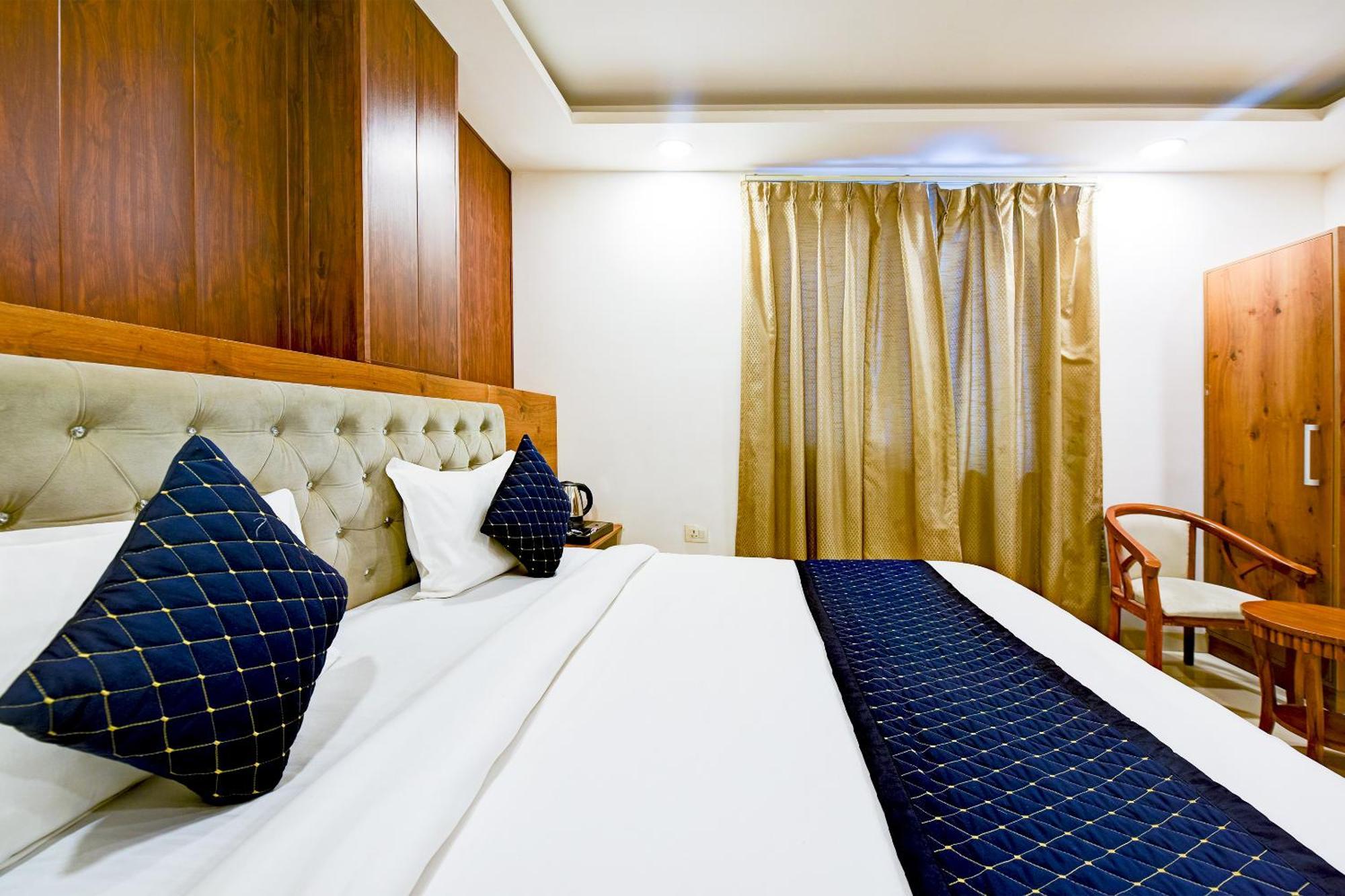 Hotel Grand Qubic Near Delhi Airport Нью-Дели Экстерьер фото
